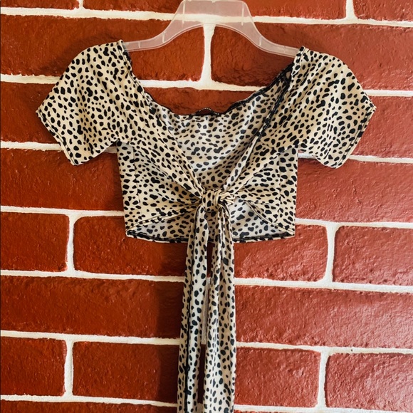 Tie front leopard print crop top - Picture 1 of 3
